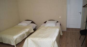 Фото номера Трехместный номер эконом-класса Гостиница Alyans Guest House г. Великий Новгород 5