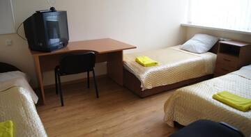 Фото номера Трехместный номер эконом-класса Гостиница Alyans Guest House г. Великий Новгород 7