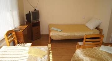 Фото номера Четырехместный номер эконом-класса Гостиница Alyans Guest House г. Великий Новгород 5